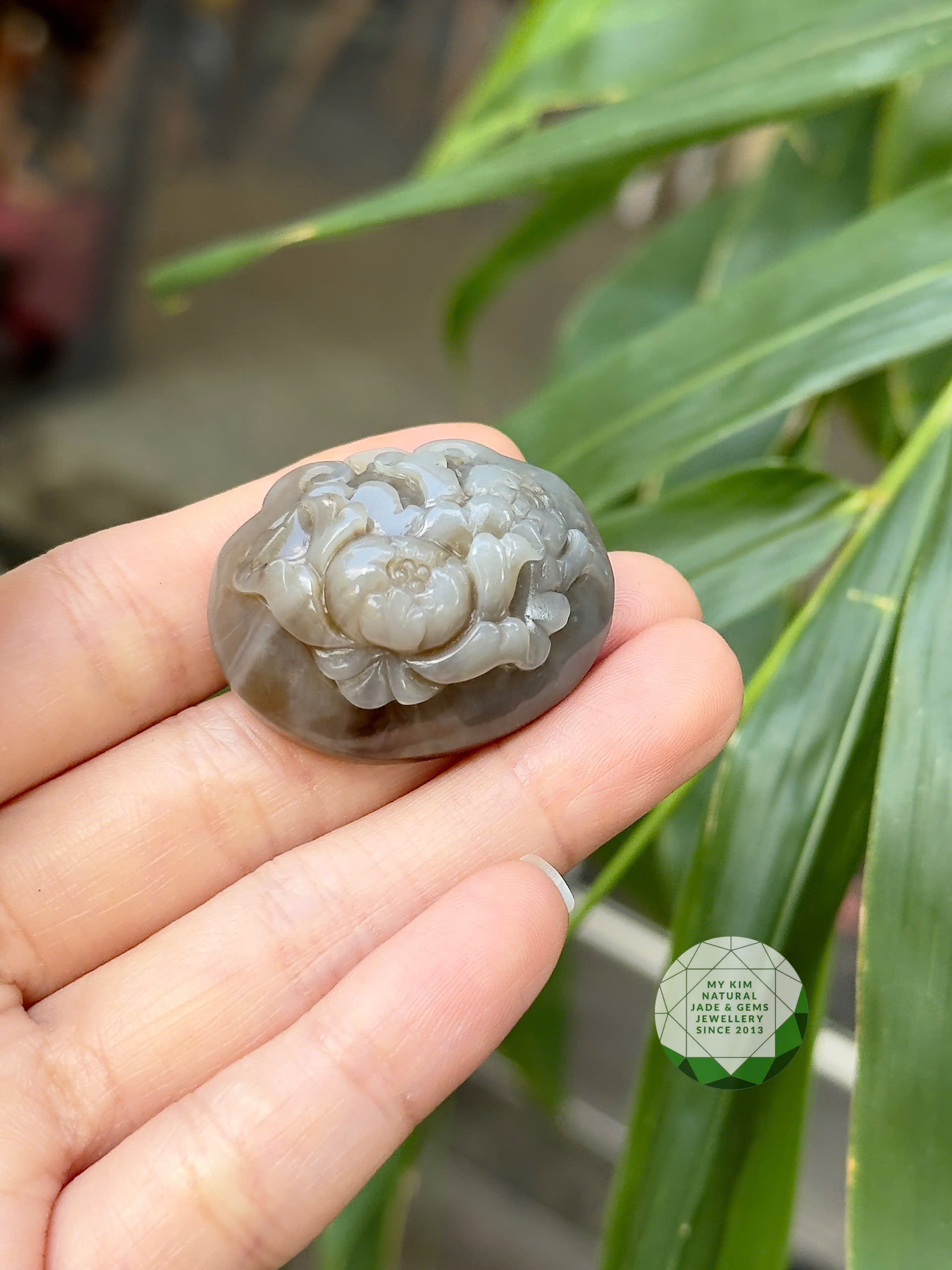 🌸 Mặt Ngọc Hòa Điền Khắc Hoa Mẫu Đơn – Biểu Tượng Phong Thủy Cho Vẻ Đẹp Viên Mãn & Sự Thịnh Vượng