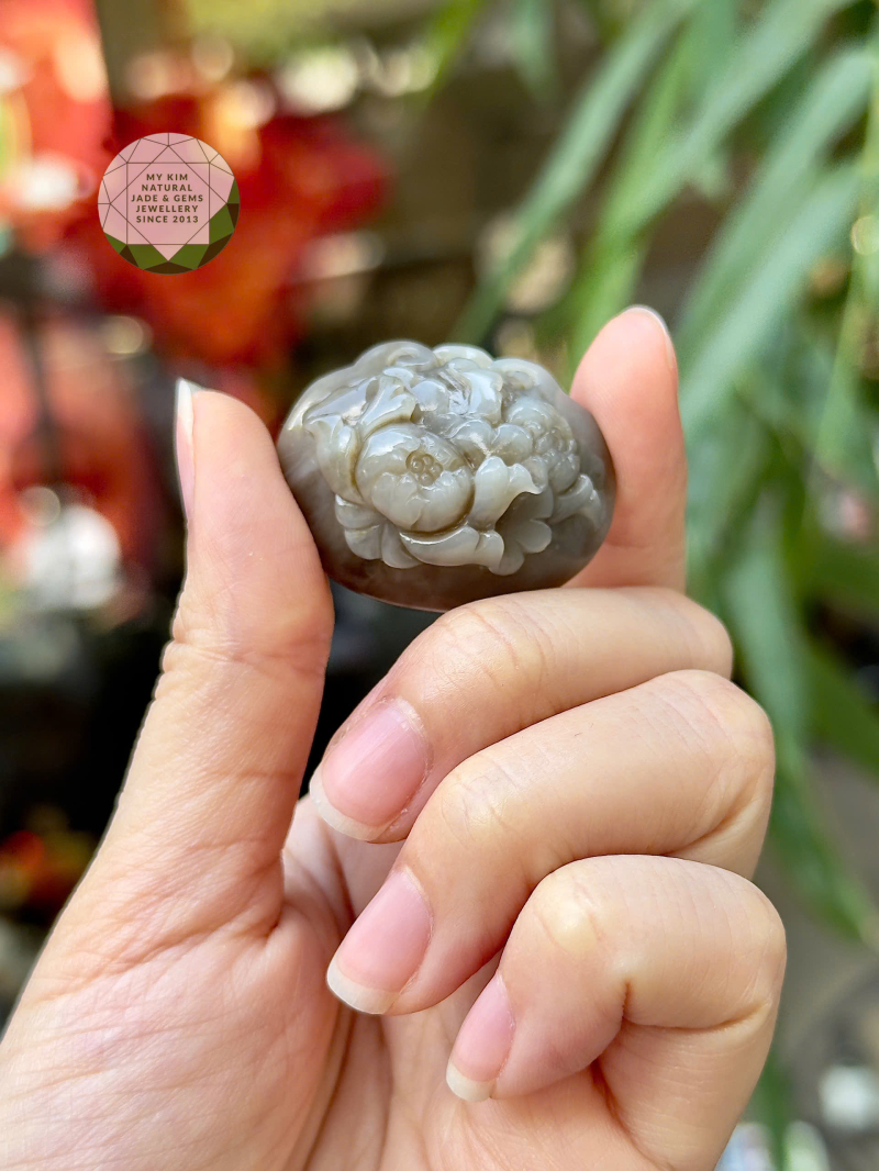 🌸 Mặt Ngọc Hòa Điền Khắc Hoa Mẫu Đơn – Biểu Tượng Phong Thủy Cho Vẻ Đẹp Viên Mãn & Sự Thịnh Vượng