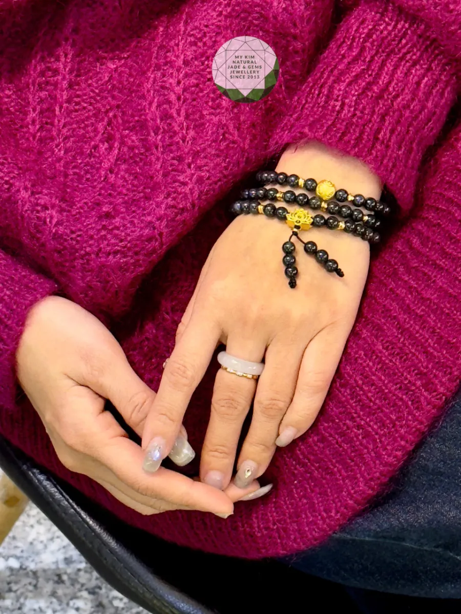 💚 Vòng Ngọc Phỉ Thúy Gà Đen – 3 Vòng Quấn Mix Charm Vàng Hoa Sen | Nội Tâm Vững Chãi – Vẻ Đẹp Tĩnh Tại