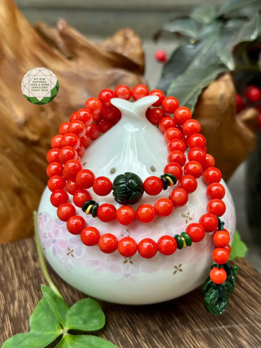Vòng San Hô Đỏ Cam Mix Ngọc Jadeite Xanh Rêu – Charm Túi Tiền & Hoa Sen – Chặn Vàng