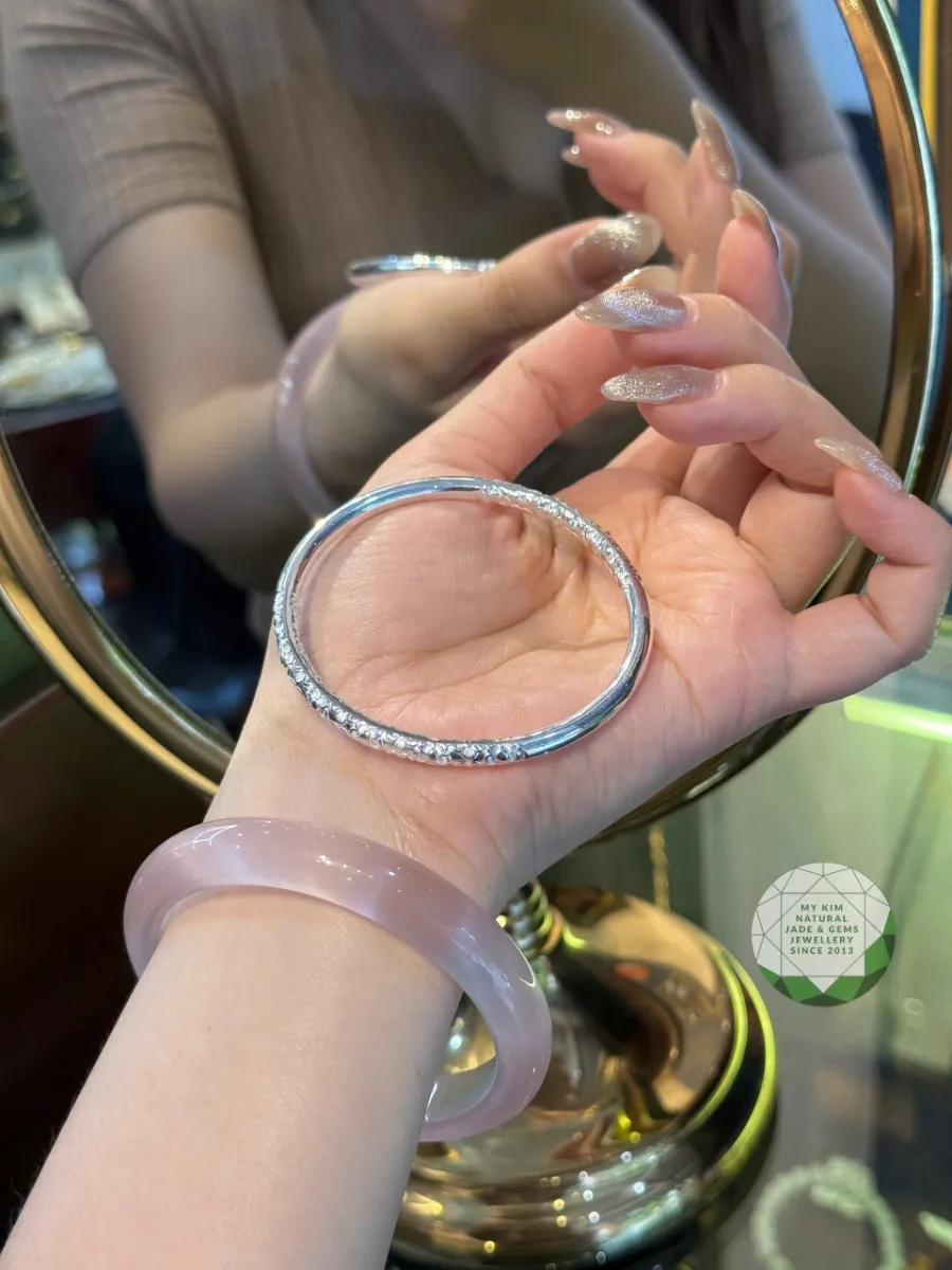 Set Vòng Bạc Chạm Hoa Mai & Vòng Bản Mắt Mèo Hồng – Tinh Hoa Truyền Thống, Thanh Lịch Nữ Tính