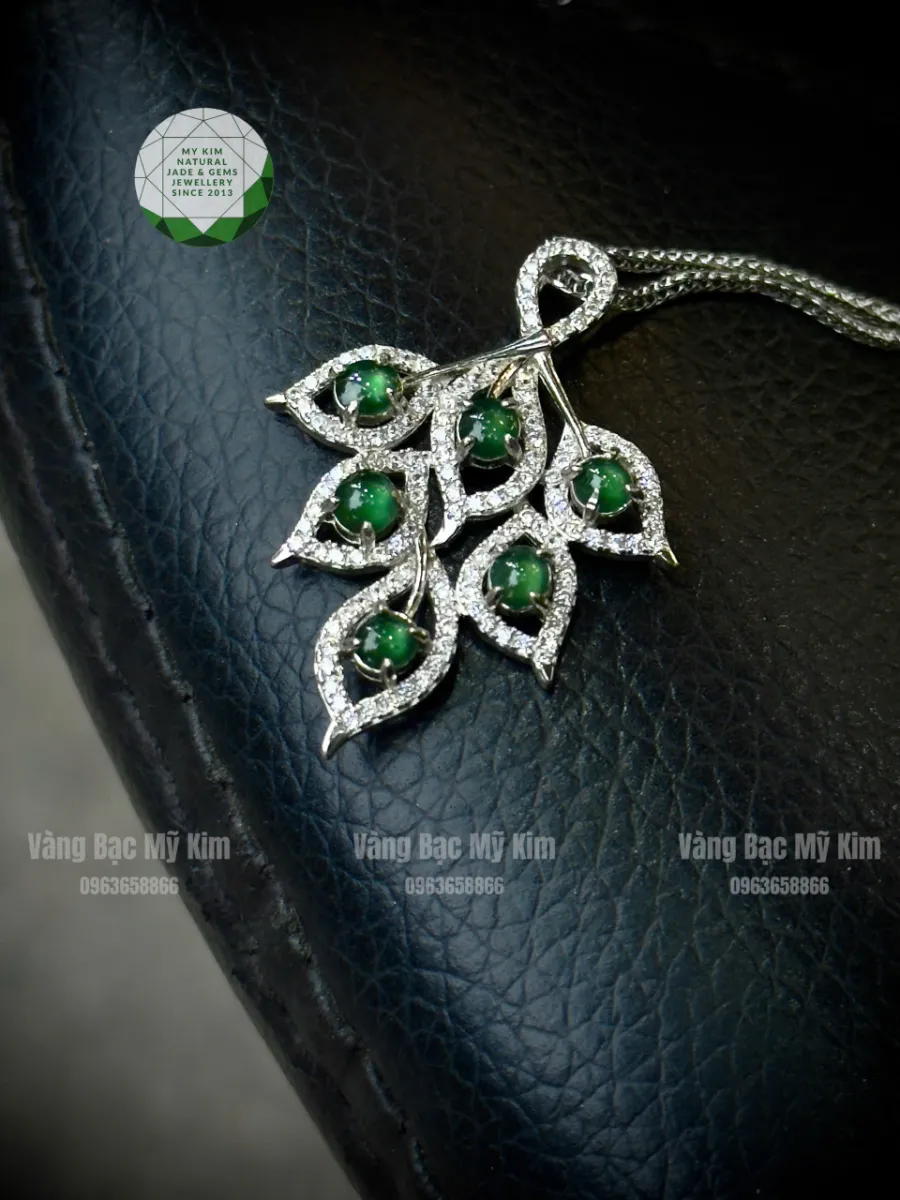 🍃 Mặt Dây Lá Ngọc Phỉ Thúy Hoàng Đế – Tượng Trưng Cho Tài Lộc & Sức Sống Dài Lâu