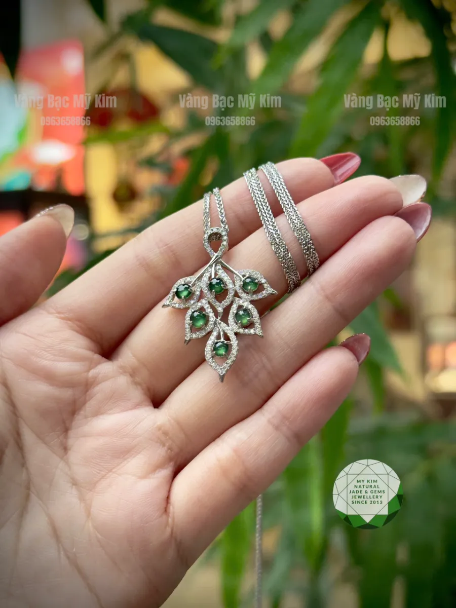 🍃 Mặt Dây Lá Ngọc Phỉ Thúy Hoàng Đế – Tượng Trưng Cho Tài Lộc & Sức Sống Dài Lâu
