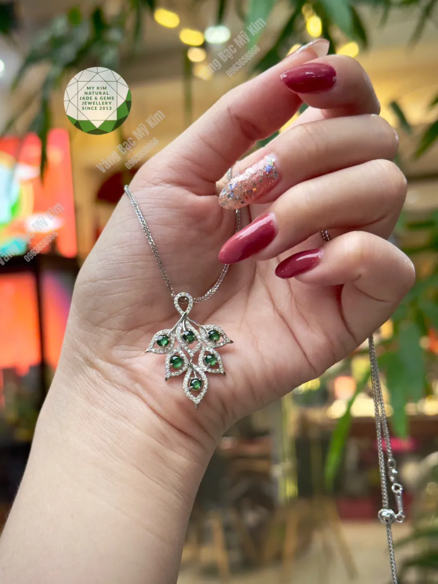 🍃 Mặt Dây Lá Ngọc Phỉ Thúy Hoàng Đế – Tượng Trưng Cho Tài Lộc & Sức Sống Dài Lâu