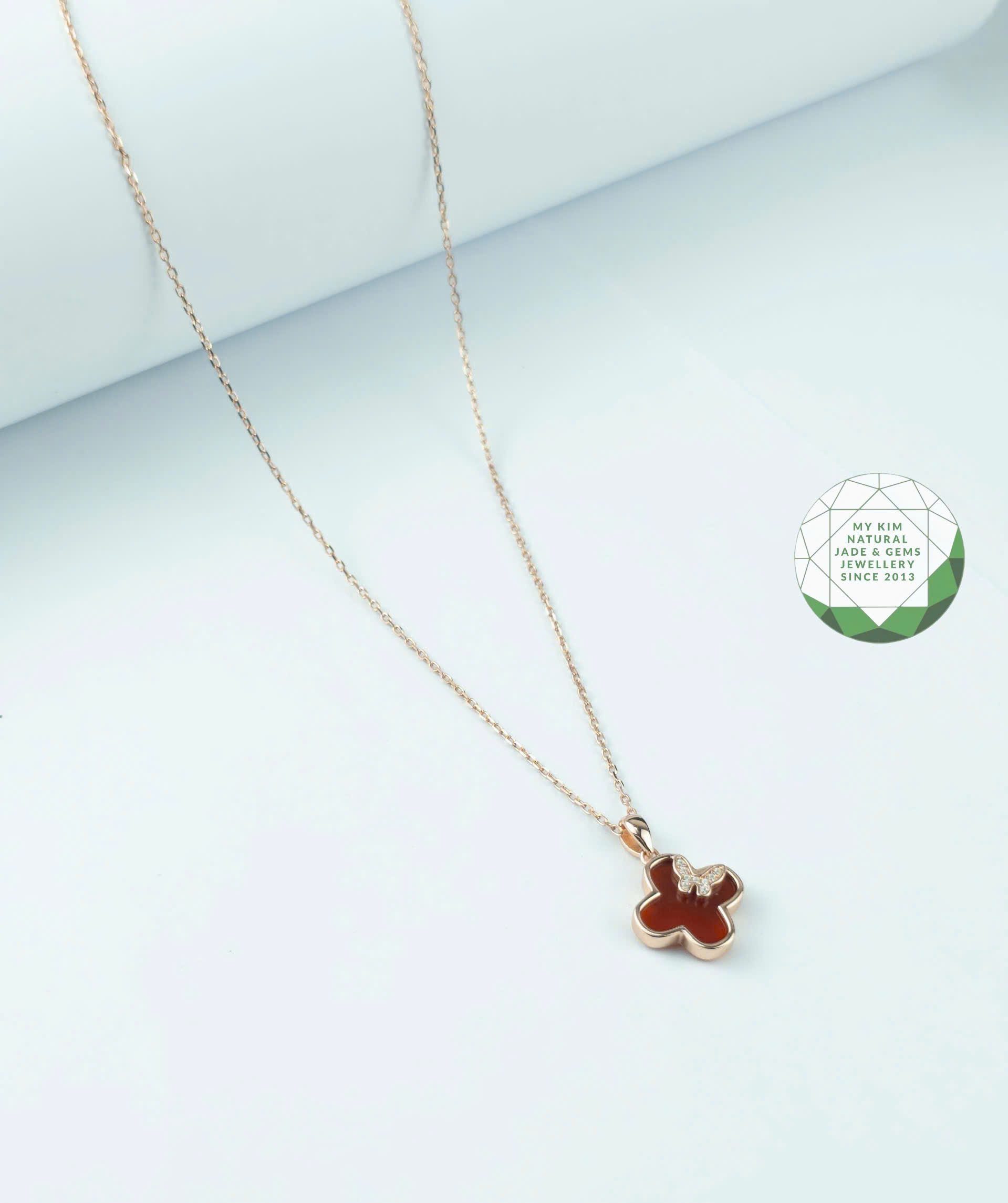 Mặt Dây Cỏ Bốn Lá Vàng 10K–14K–18K | Đính Mã Não Đỏ & Hồ Điệp Nhỏ Trên Một Cánh – Gửi Gắm Bình Yên Và Dịu Dàng