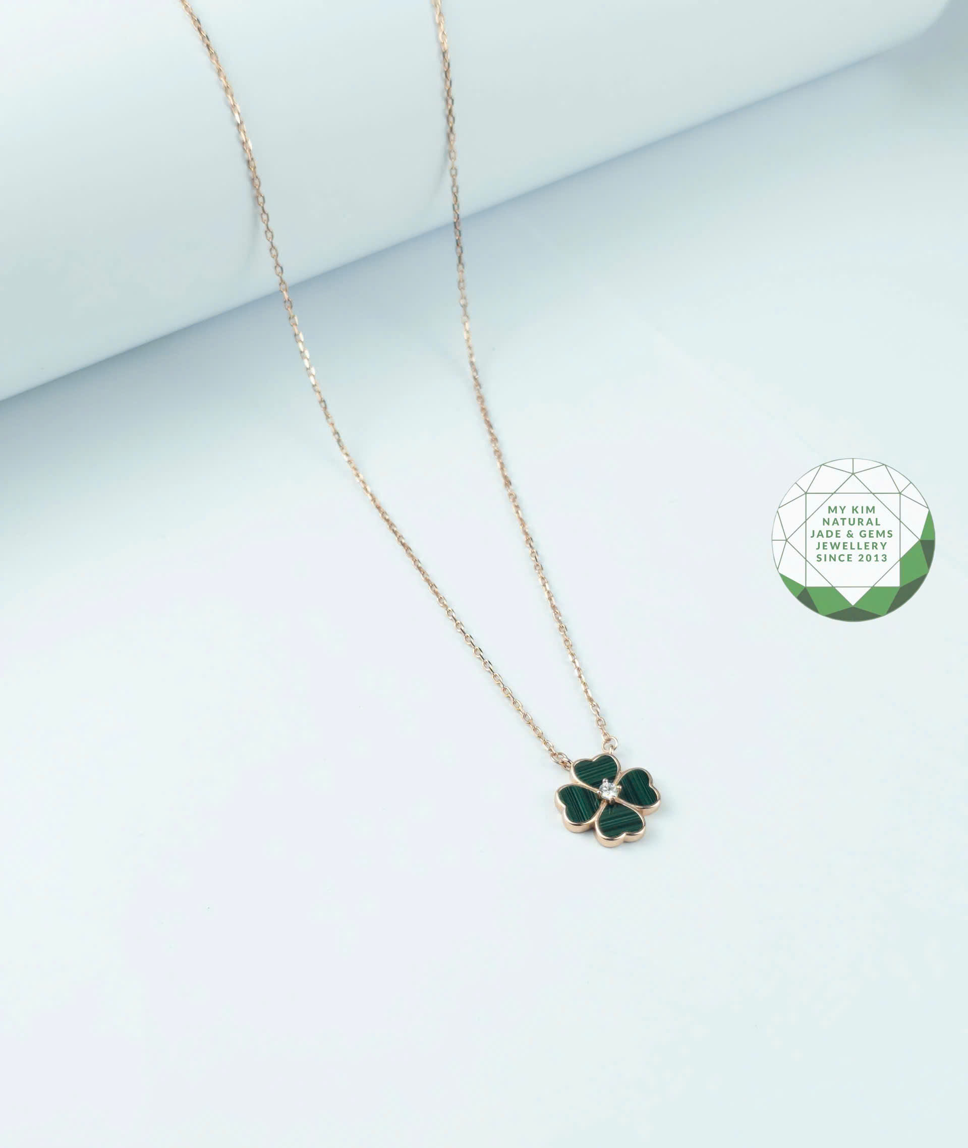 Mặt Dây Cỏ Bốn Lá Vàng 10K–14K–18K | Đính Đá Lông Công Xanh