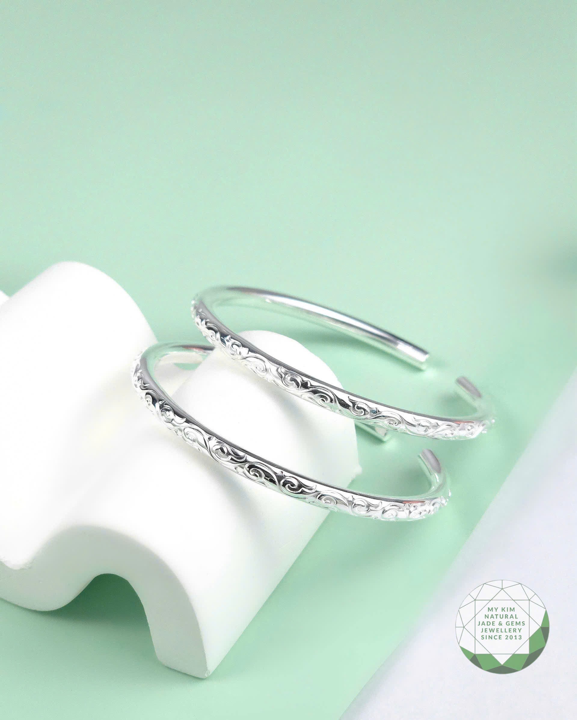 💎 Vòng Bạc 925 Kiểu Kiềng Cứng | Điêu Khắc Hoa Văn Nhẹ Nhàng – Tinh Tế Mà Vững Vàng Như Một Lời Hứa Thầm