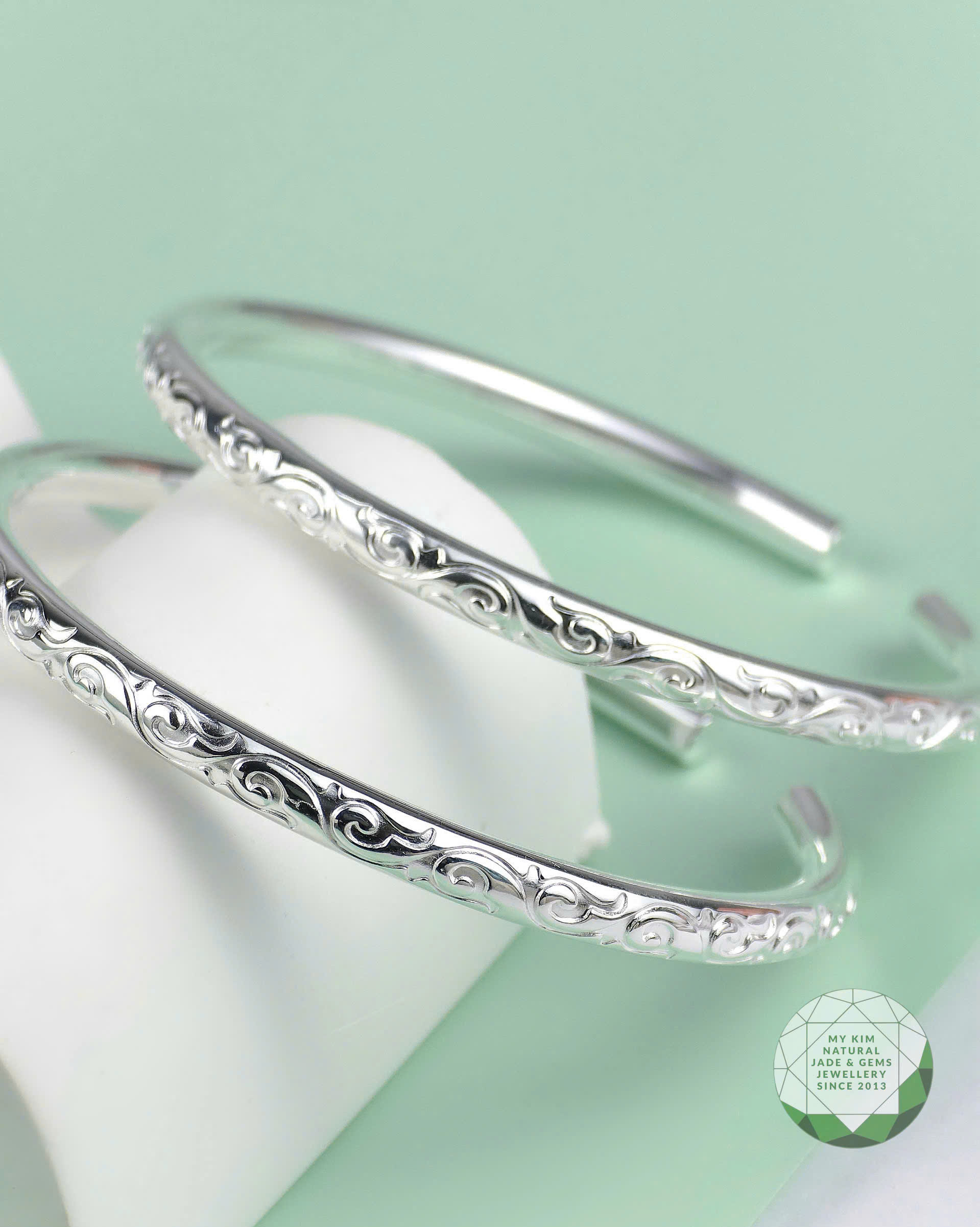 💎 Vòng Bạc 925 Kiểu Kiềng Cứng | Điêu Khắc Hoa Văn Nhẹ Nhàng – Tinh Tế Mà Vững Vàng Như Một Lời Hứa Thầm